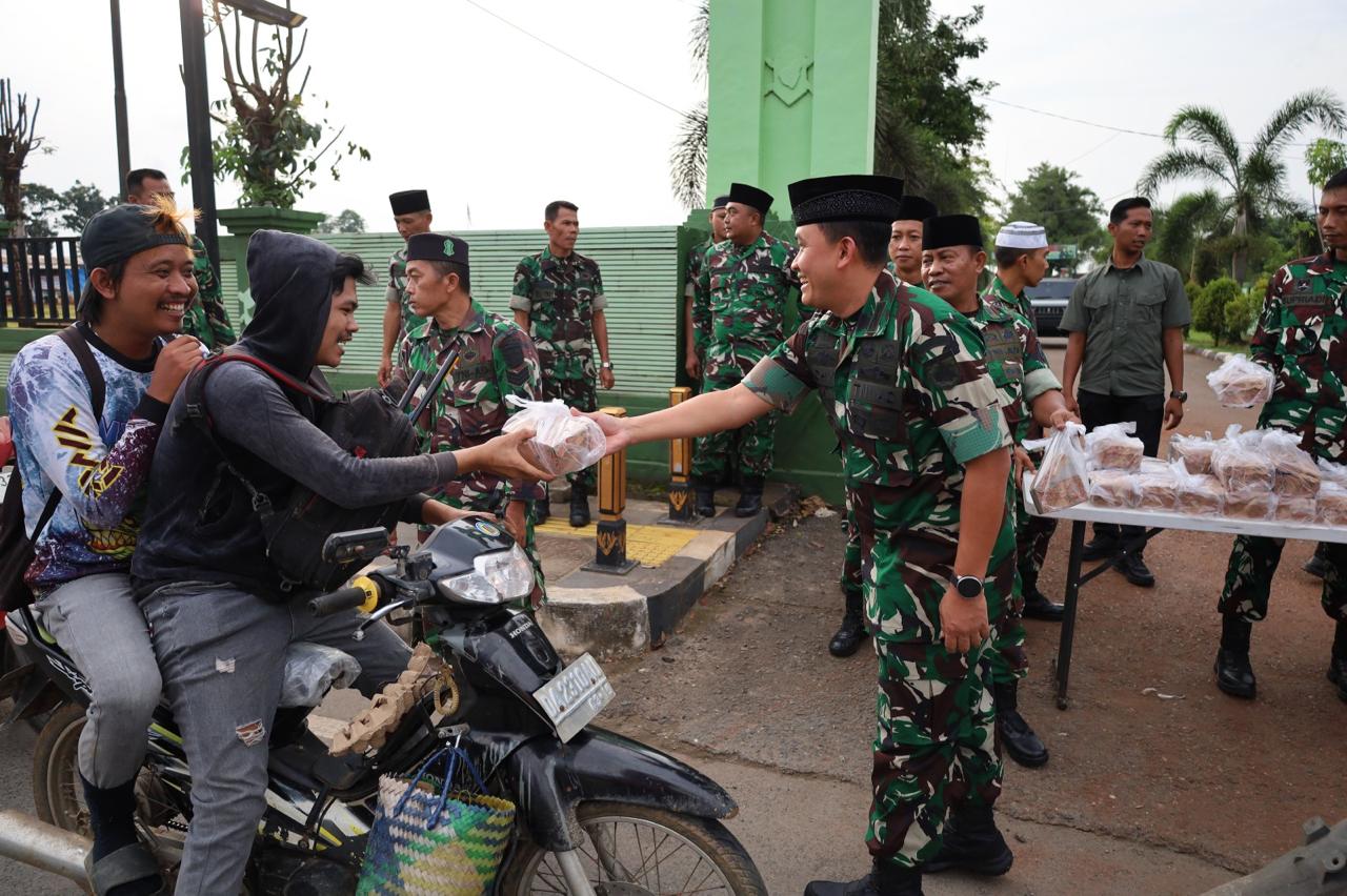 Dandim 1009/Tanah Laut Bersama Ketua Persit KCK Cabang XXXII Kembali Bagikan Takjil, Apresiasi Antusias Masyarakat