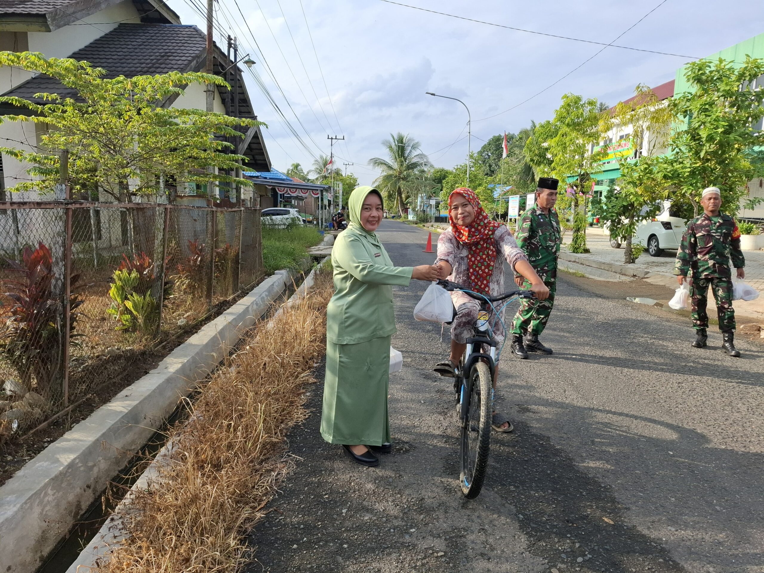 Jelang Berbuka, Koramil 1002-05/Pandawan Bagikan Takjil untuk Pengguna Jalan