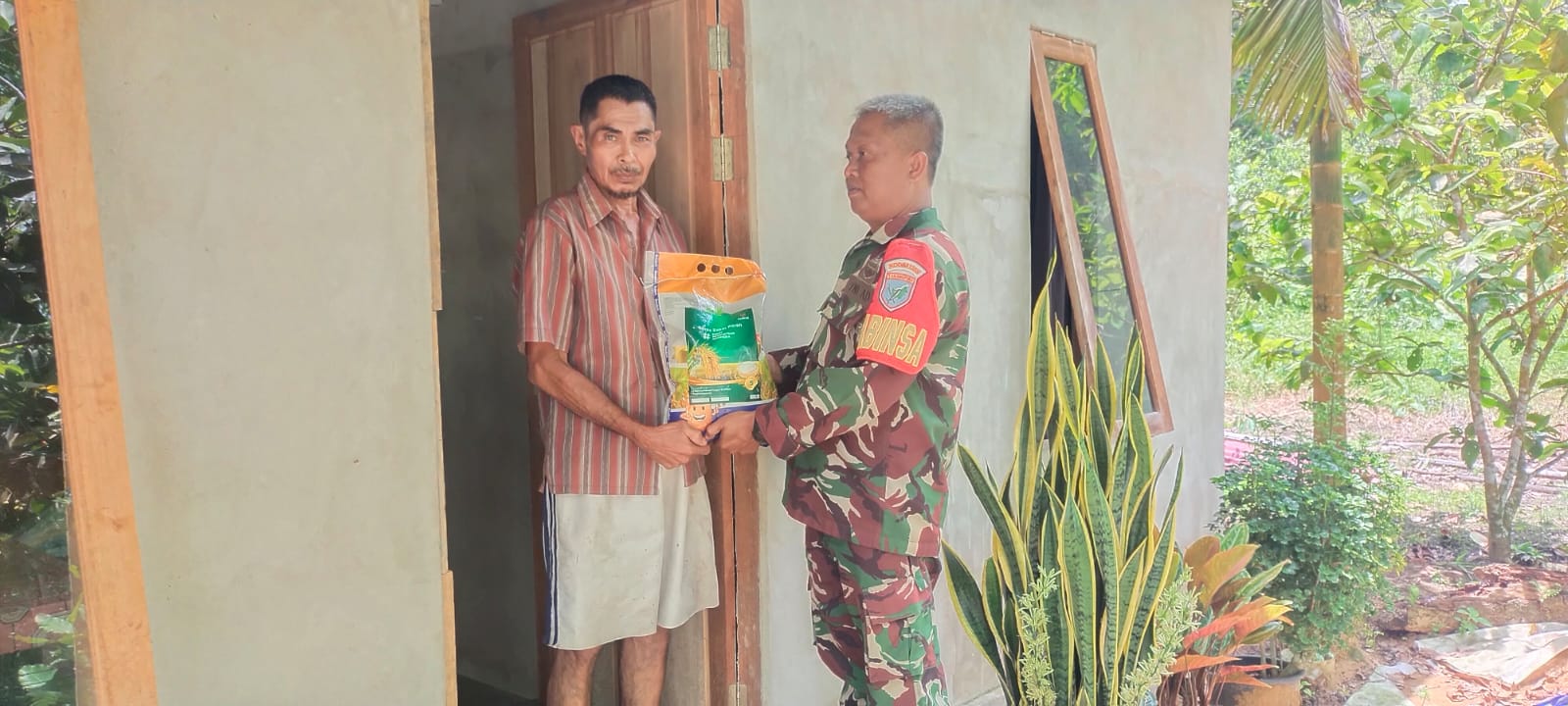 Indahnya Berbagi di Bulan Ramadhan, Babinsa Desa Dalam Kaum Berikan Sembako kepada Warga Kurang Mampu