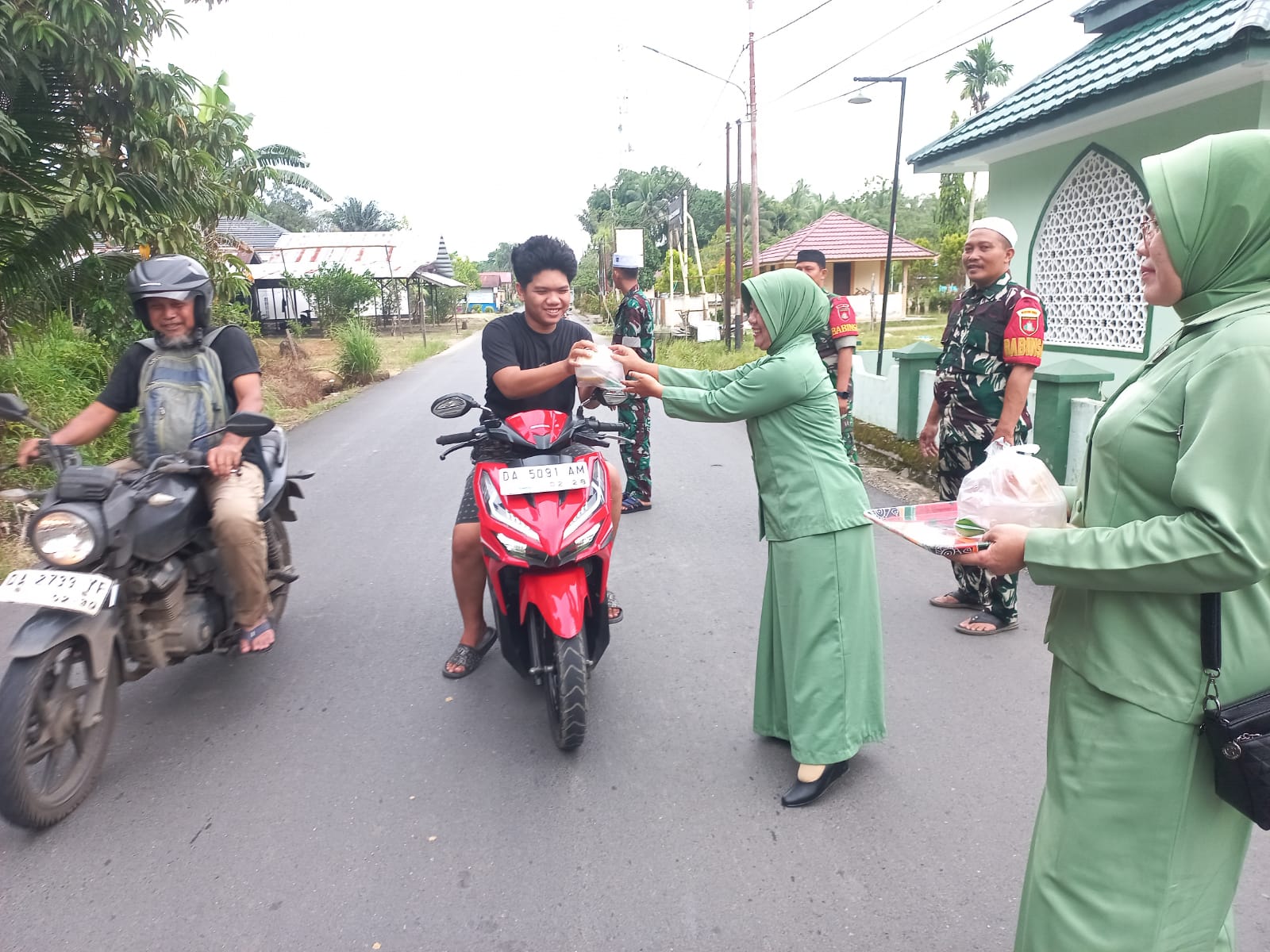 Wujud Kepedulian TNI, Koramil Batang Alai Utara Berbagi Takjil kepada Warga
