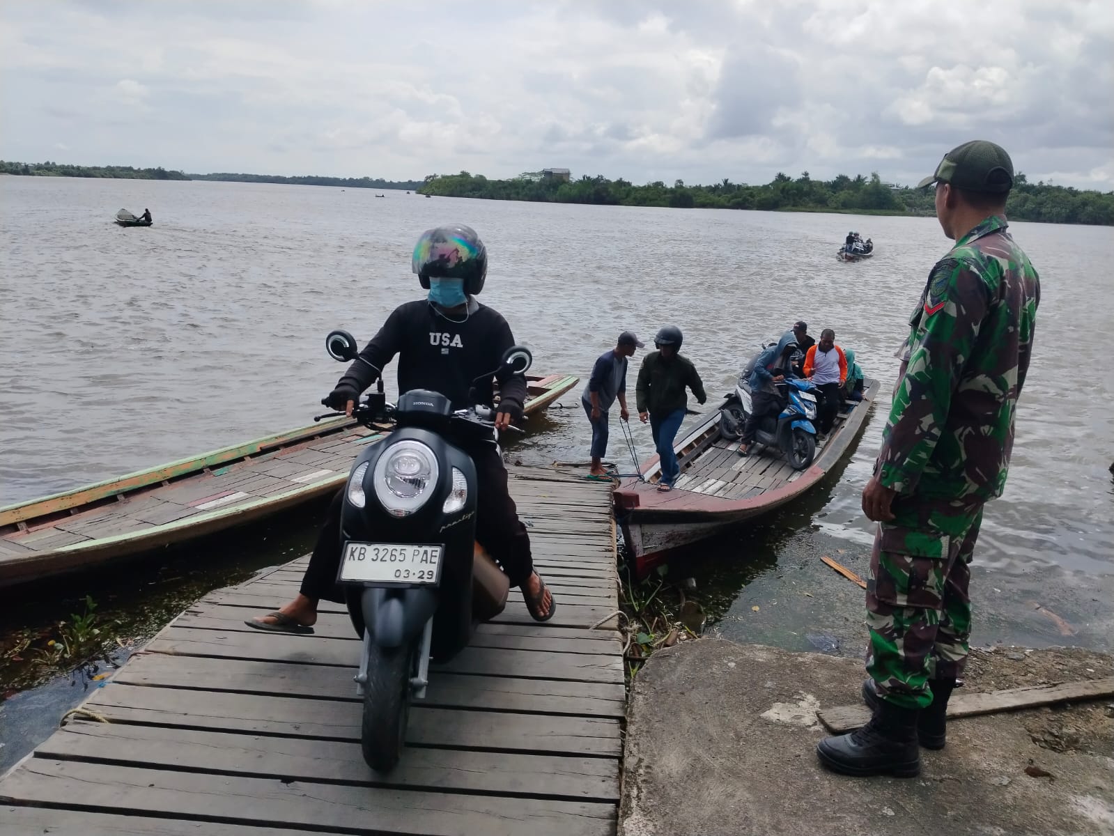 Pastikan Keamanan Masyarakat Saat Lebaran Anggota Koramil 07/Tlk Laksanakan Pengamanan Transportasi Air di Wilayah Binaan