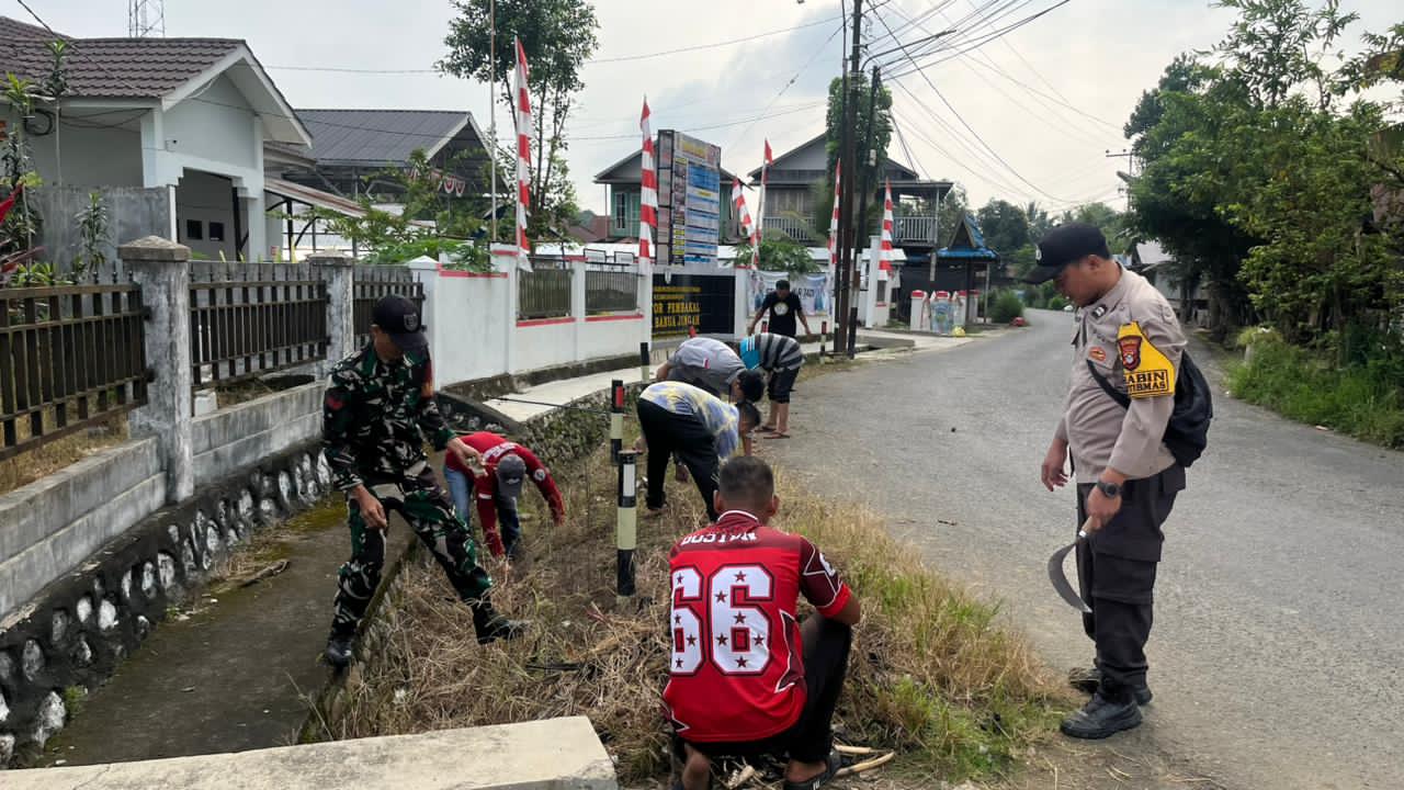 Babinsa Hadir di Tengah Masyarakat, Pembersihan Kuburan di Banua Jingah Berjalan Lancar