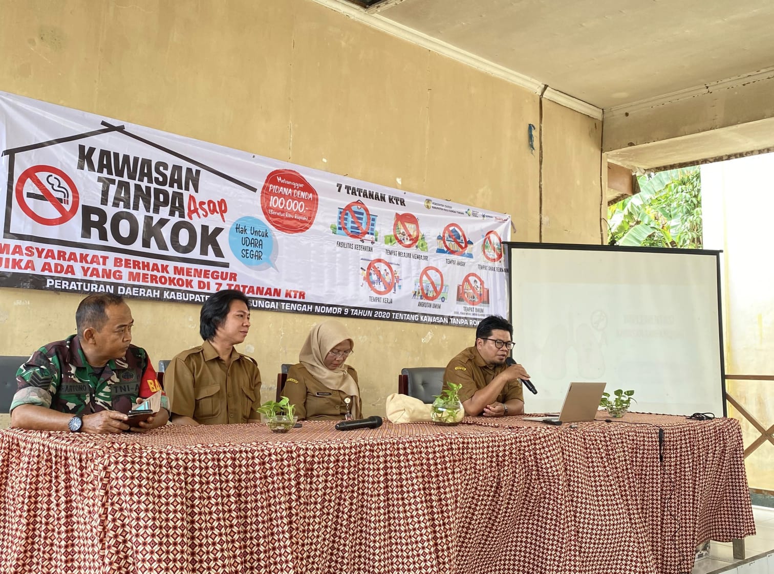 Babinsa Hadir di Tengah Warga, Sosialisasikan Lingkungan Bebas Asap Rokok