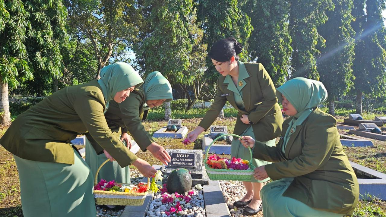 Pimpin Ziarah Makam Pahlawan, Ketua Persit KCK Cabang XXXII Dim 1009 Dalam Rangka HUT Persit Sampaikan Pesan Moral