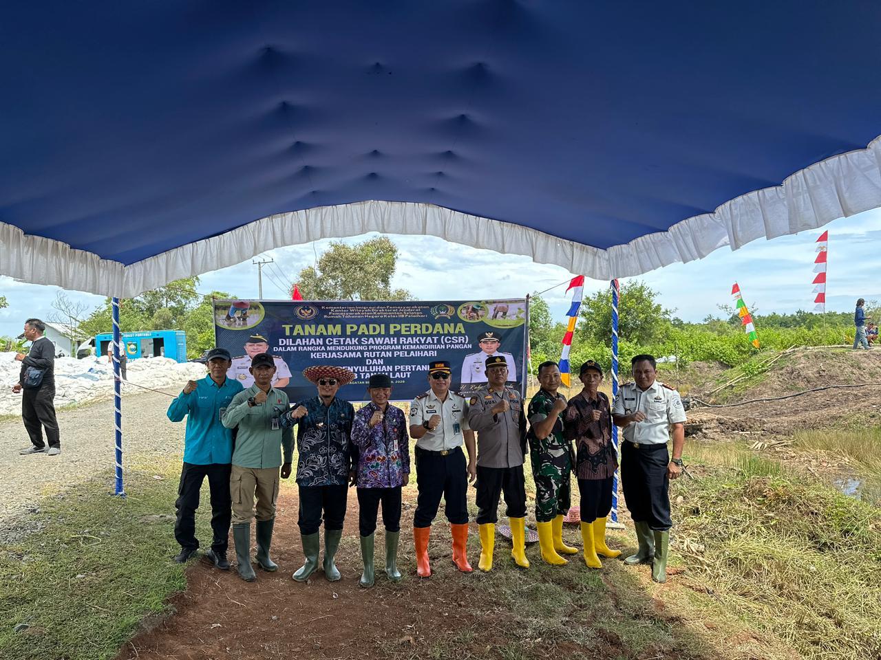 Perkuat Sinergi dan Ketahanan Pangan, Personel Kodim 1009/Tanah Laut Hadiri Tanam Padi Perdana di Lahan Cetak Sawah Rakyat Desa Pagatan Besar
