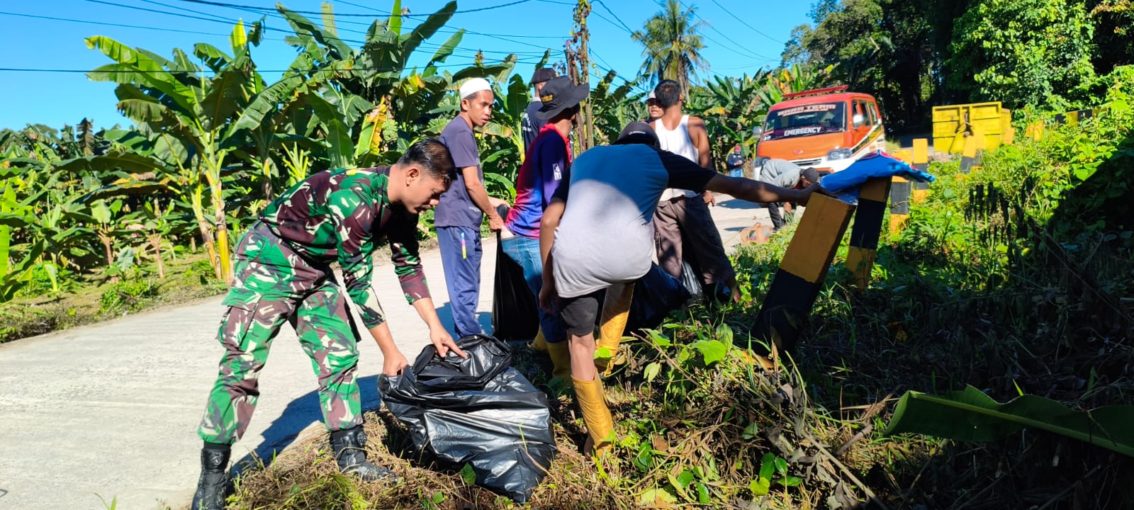 Koramil 1008-04/Tanta–Murung Pudak Bersinergi Bersihkan Lingkungan di Belimbing Raya