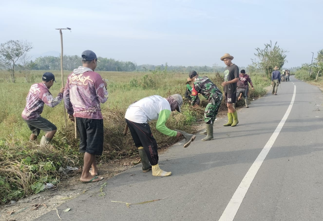 Babinsa Koramil 1002-01/BAS Ajak Warga Tingkatkan Kepedulian Lingkungan Lewat Gotong Royong