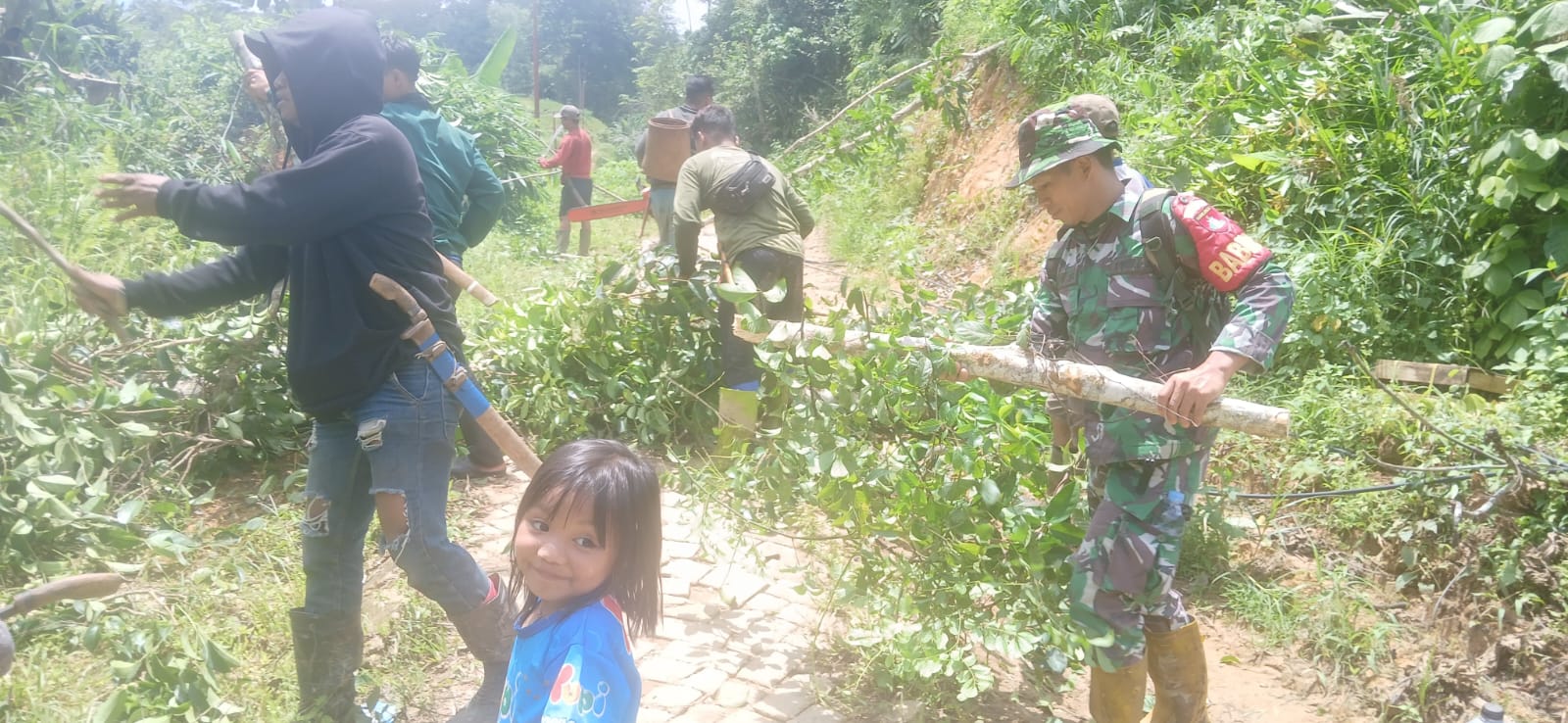 Babinsa dan Warga Kompak, Pembersihan Jalan Dukung Pembangunan Listrik Desa
