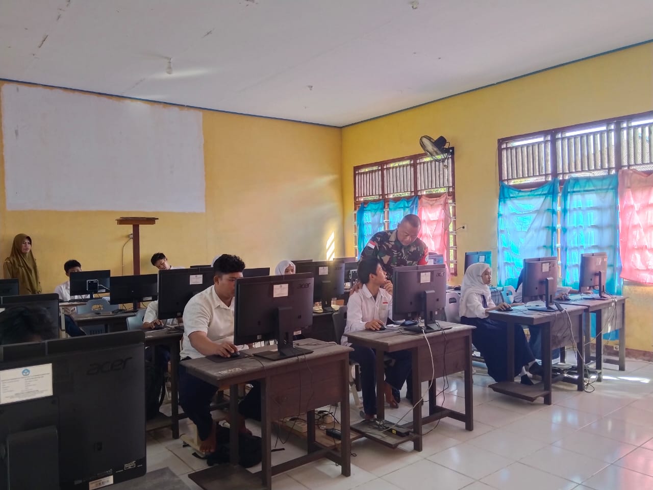 Babinsa Koramil 08/Paloh Lakukan Pendampingan Ujian Tes Kemampuan Akademik Siswa SMPN 04 Temajuk