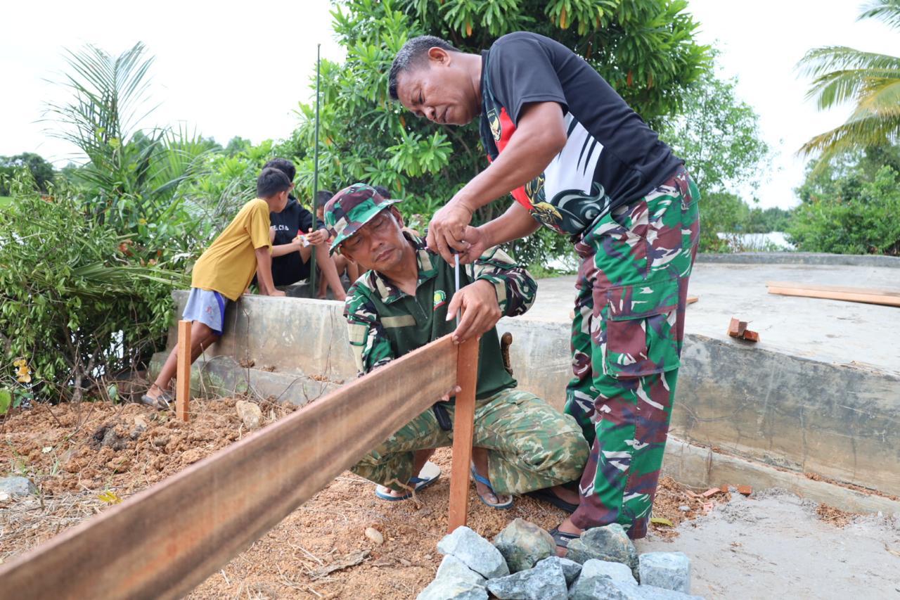 Penuh Semangat Personel Kodim 1009/Tla Bersama Masyarakat Kerjakan Pembangunan Jembatan Garuda Di Desa Handil Labuan Amas