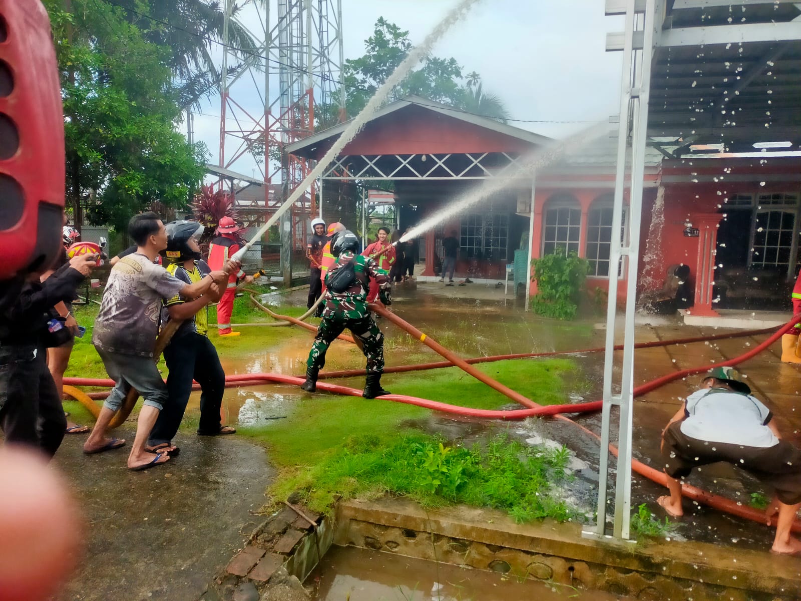 Kebakaran Rumah di Banua Binjai, Babinsa dan Relawan Sigap Lakukan Pemadaman