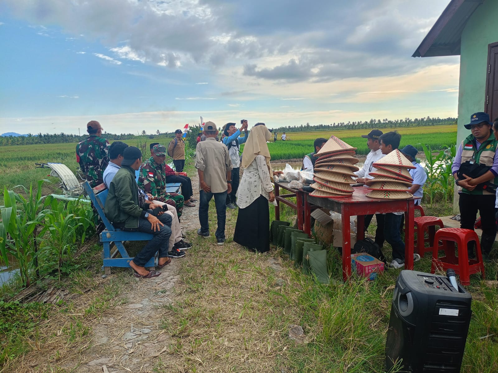 Pasi Log Kodim 1208/Sambas Ikuti Panen Padi Dalam Rangka Hanpangan dan Kerja Sama Pemerintah Sarawak dan Kabupaten Sambas