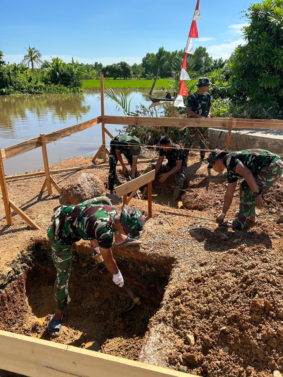 Perlahan Namun Pasti, Personel Kodim 1009/Tla Bersama Masyarakat Kerjakan Jembatan Garuda
