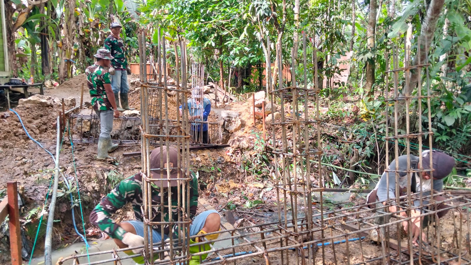 Pemasangan Cakar Ayam Jembatan Garuda Dimulai, Satgas Tetap Semangat di Tengah Cuaca Tak Menentu
