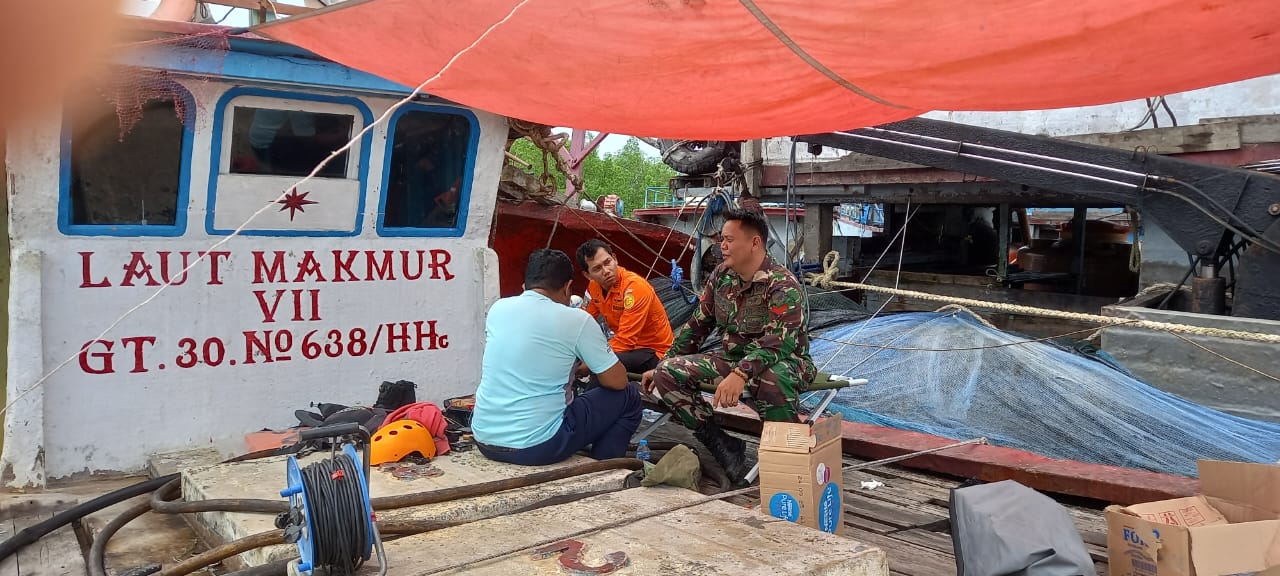 Babinsa Penjajap dan Basarnas Komsos Bersama Nelayan dan Ingatkan Supaya Waspada Cuaca Ekstrem Saat Melaut