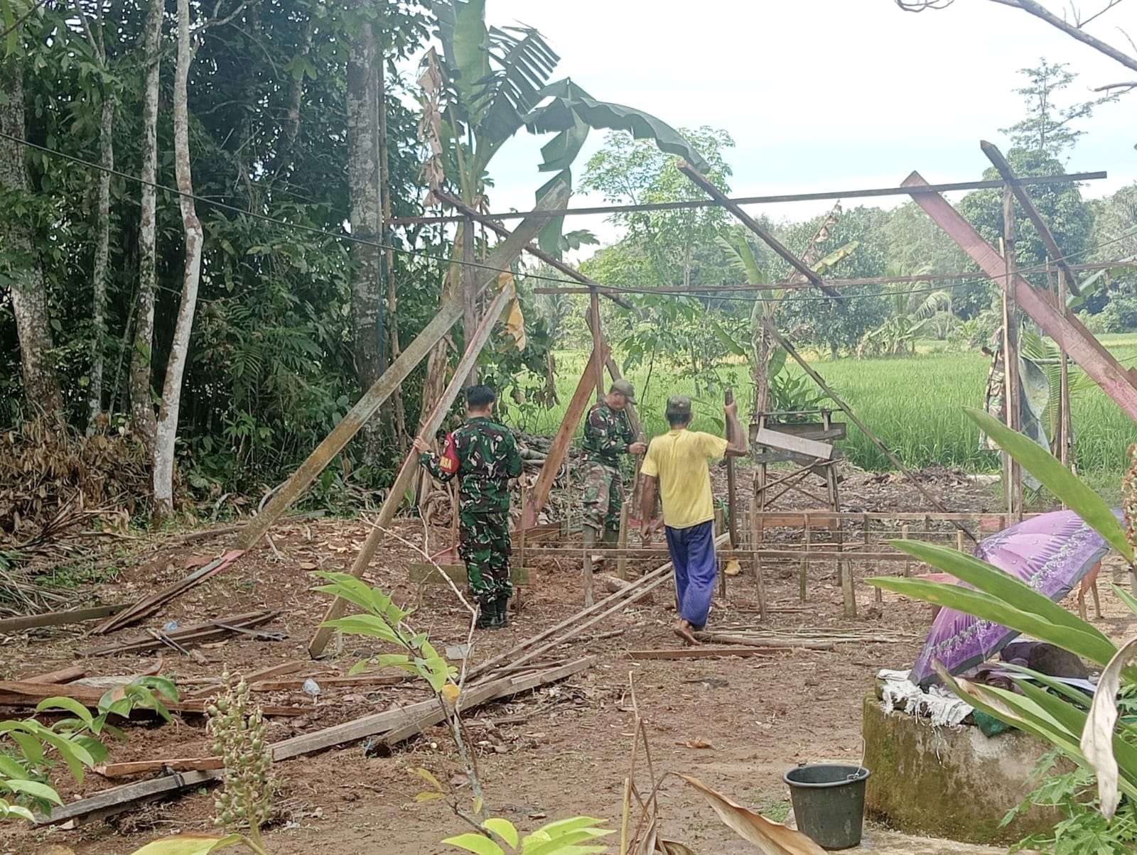 TNI dan Rakyat Bersatu, Babinsa Haruyan Bantu Warga Bangun Rumah Layak Huni