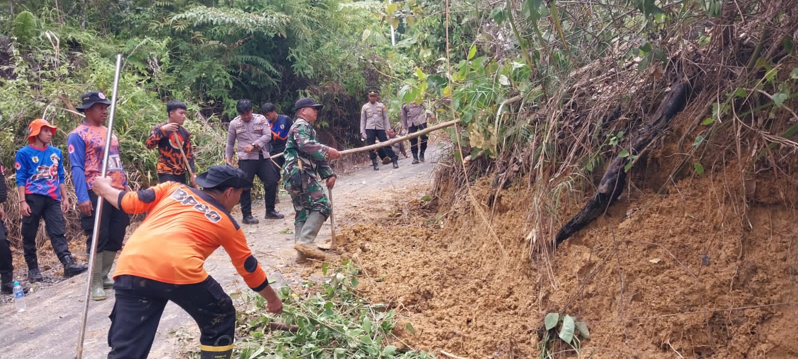 Respon Cepat TNI-Polri dan BPBD Tangani Longsor di Patikalain