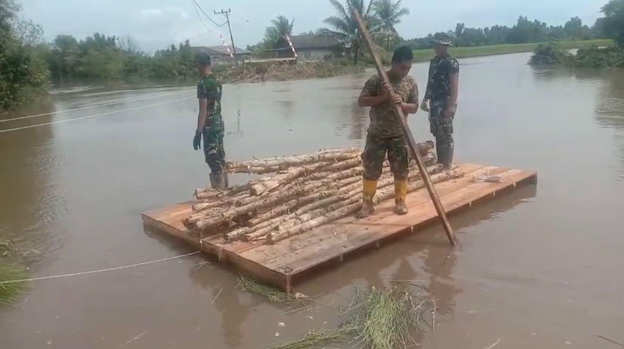 Angkut Material Gunakan Rakit Sederhana, Personel Kodim 1009/Tanah Laut Tunjukkan Dedikasi Tinggi