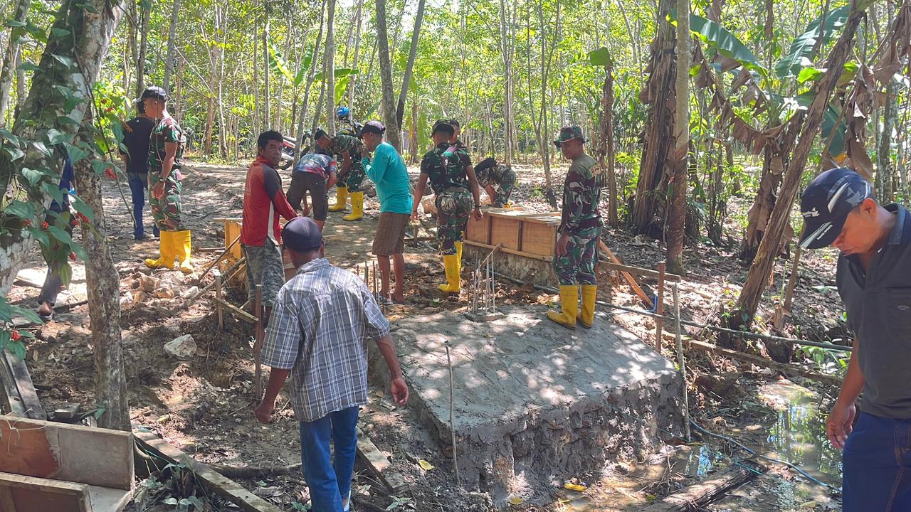 Semangat Kebersamaan, Warga Mangkusip Bahu Membahu Bangun Jembatan Garuda