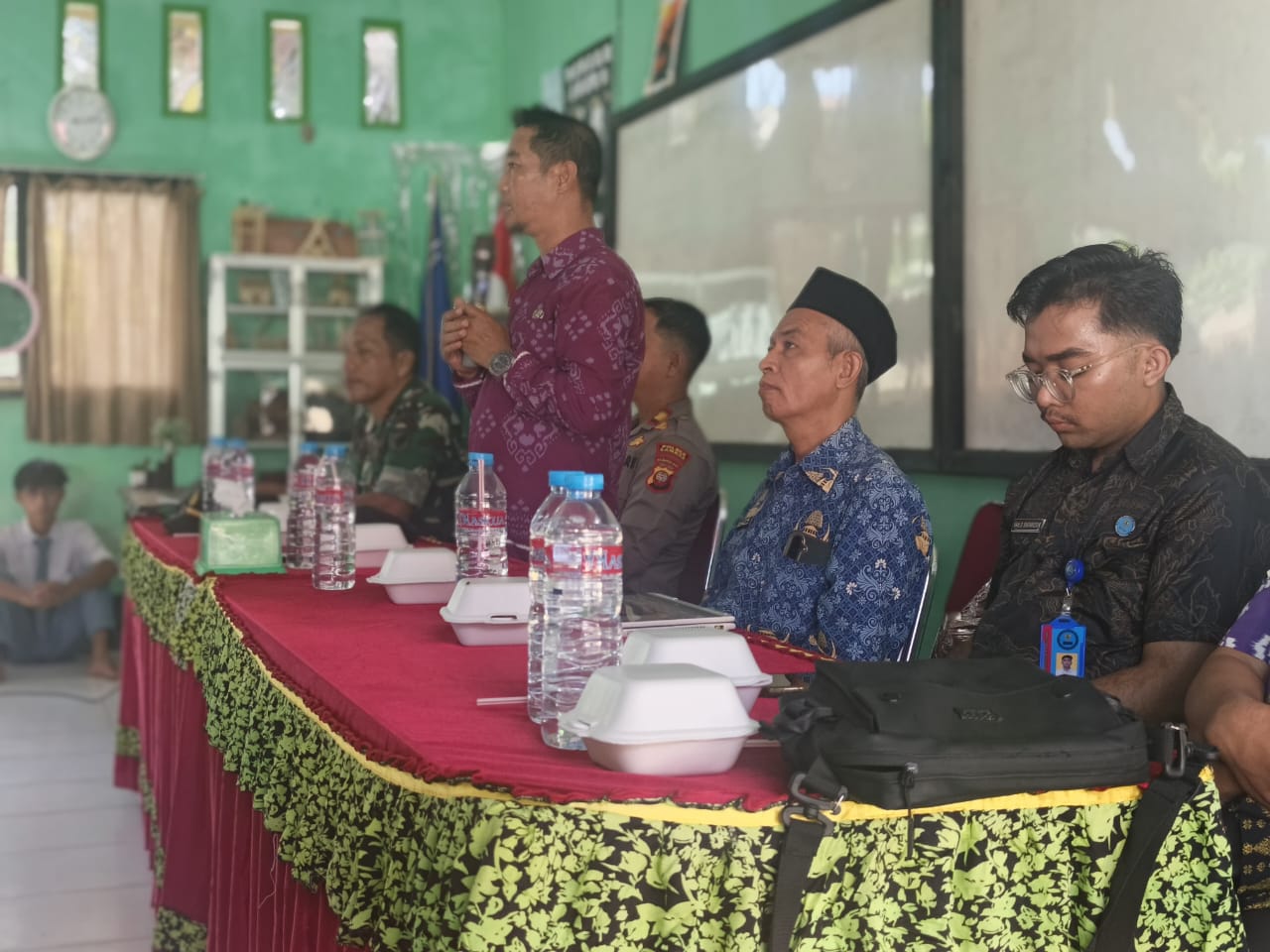 Cegah Pergaulan Bebas, Danpos Koramil 07/Teluk Keramat Hadiri Kegiatan Sosialisasi Pencegahan Kenakalan Remaja di Sekolah