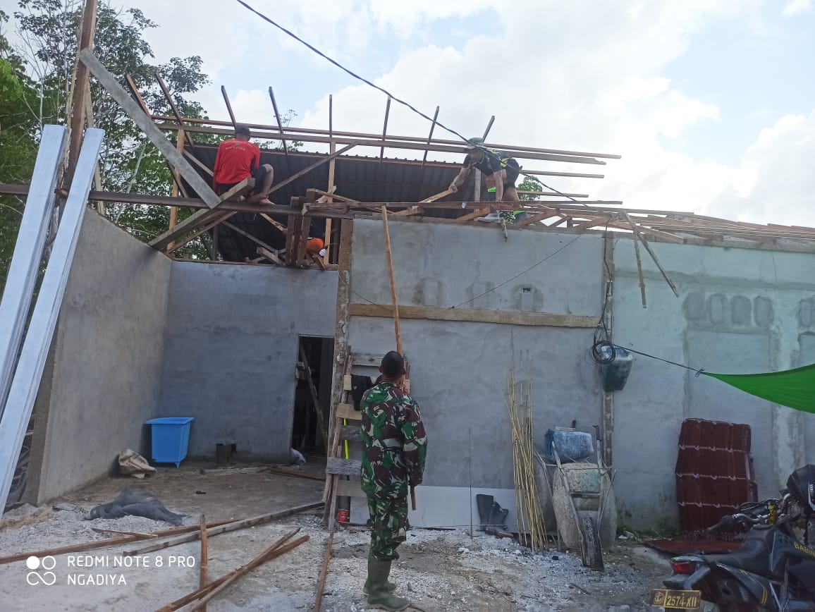 Babinsa Koramil 03/Tebas Bantu Warga Bongkar Rumah Untuk Direhabilitasi