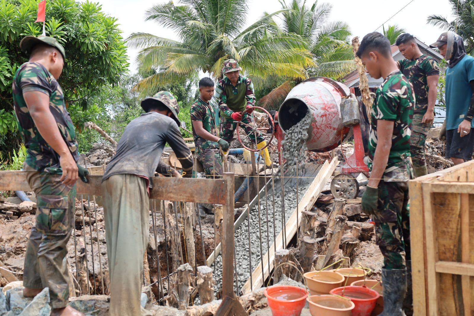 Pengecoran Menara Pilar Kedua Jembatan Garuda Terus Berlanjut, Personel Kodim 1009/Tanah Laut Genjot Pekerjaan