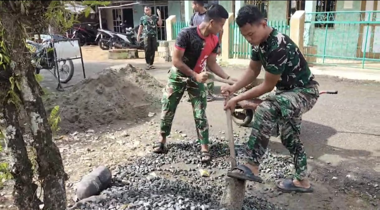 Sinergi TNI dan Warga, Persiapan Pengecoran Jembatan Garuda Berjalan Lancar