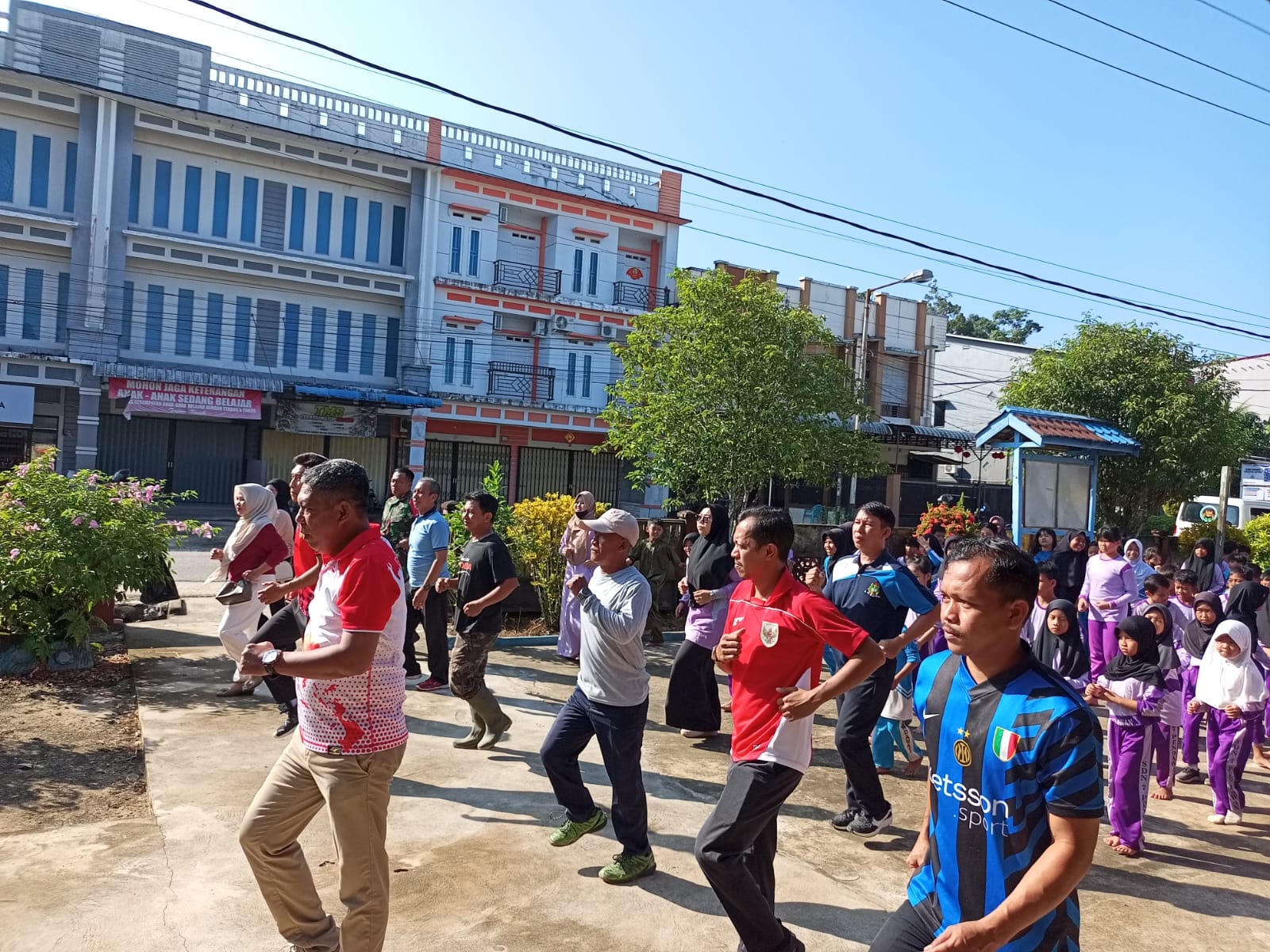 Jaga Kebugaran, Anggota Koramil 01/Sambas Senam Bersama Guru dan Siswa Sekolah Dasar