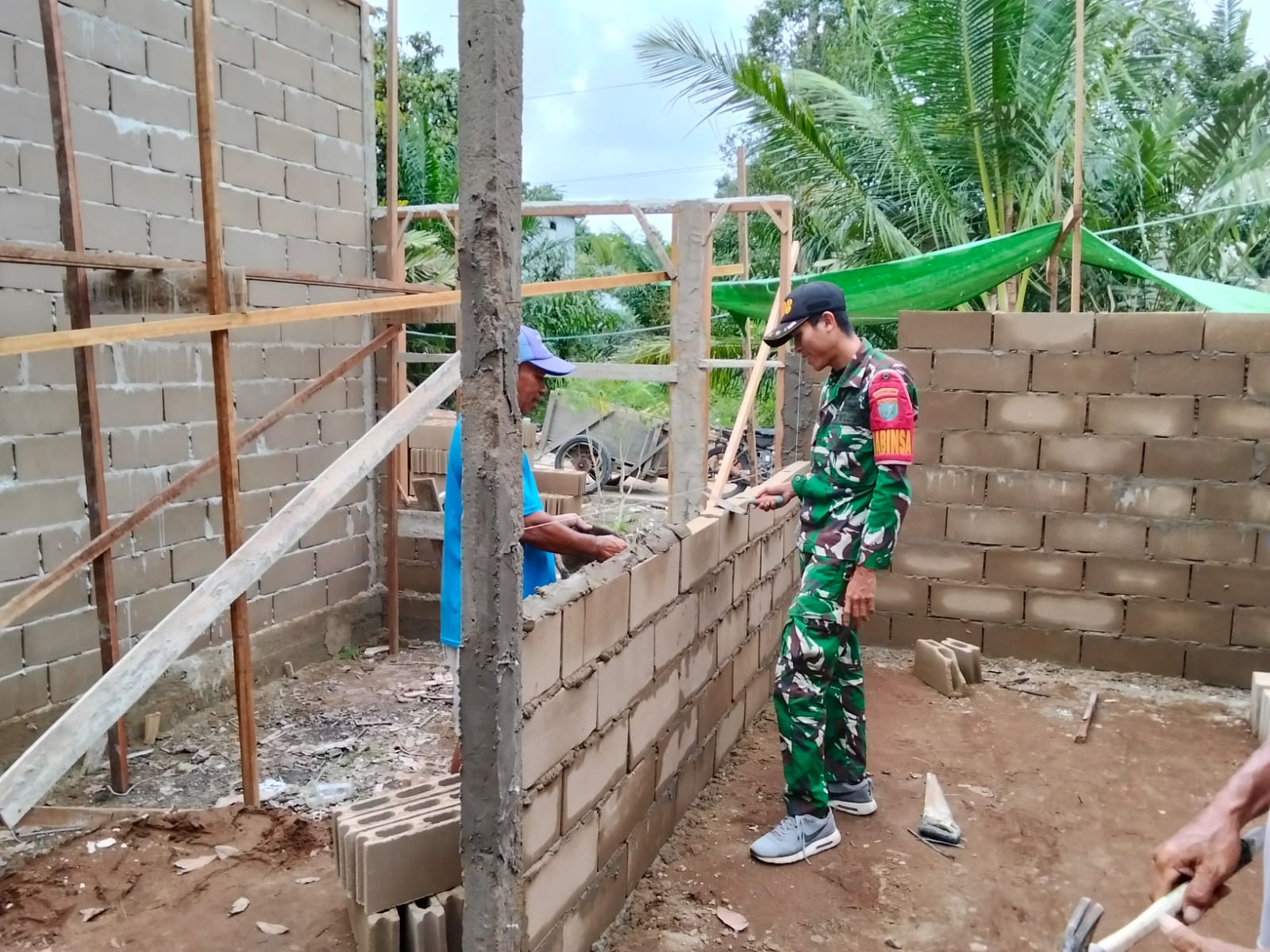 Hadir Ditengah Masyarakat, Babinsa Tempapan Hulu Koramil 07/Teluk Keramat Bantu Bangun Rumah