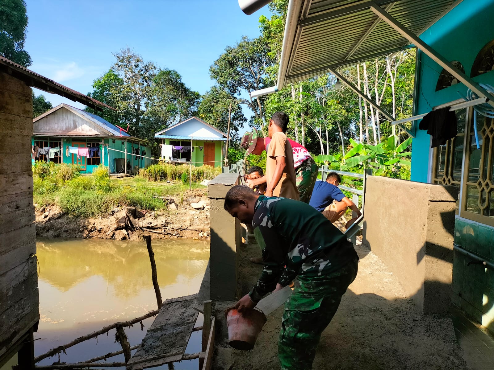 Penuh Semangat, TNI dan Warga Lanjutkan Pembangunan Jembatan Garuda