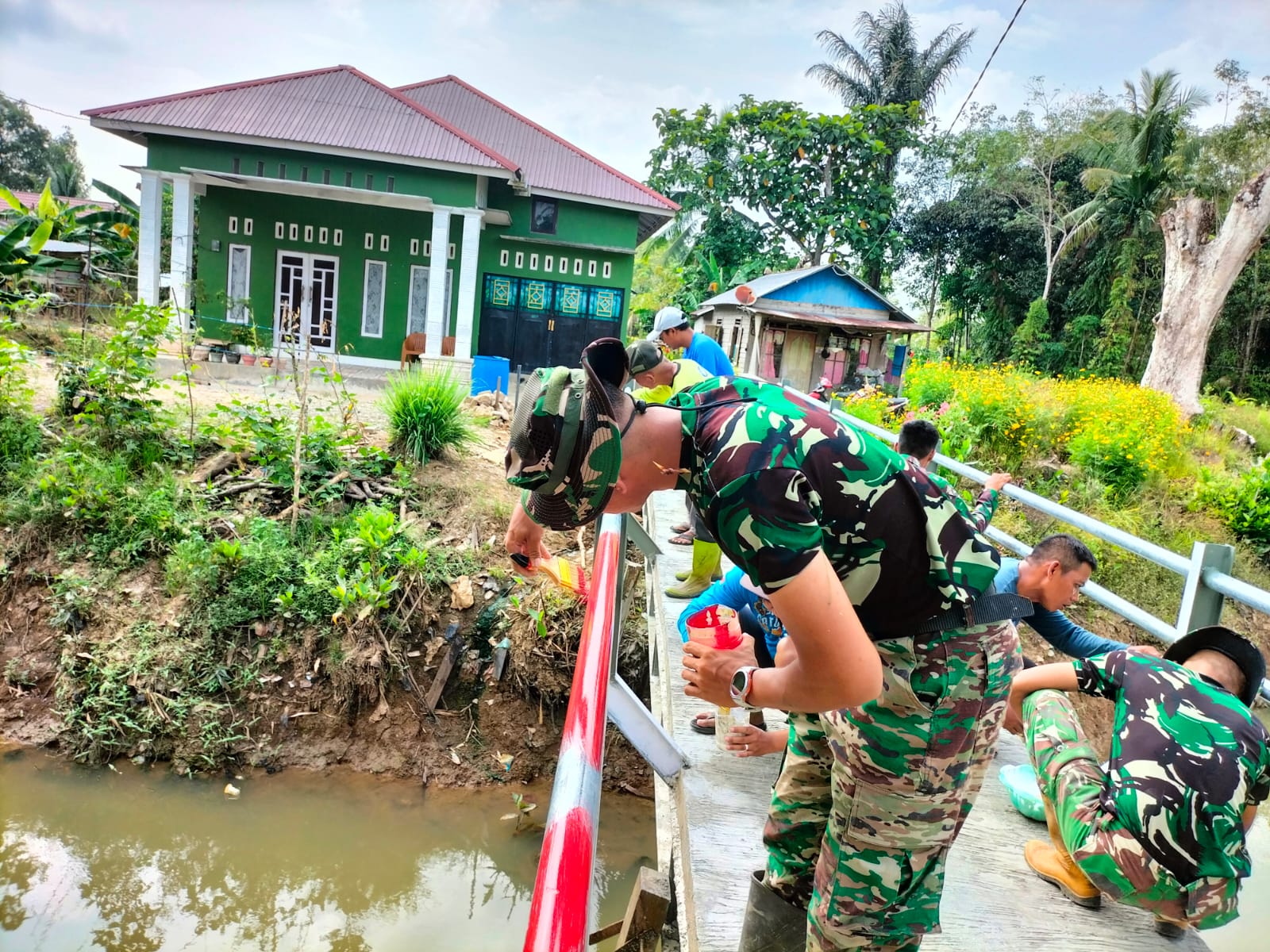 Jembatan Garuda Masuki Tahap Akhir, Pagar Dicat Secara Gotong Royong