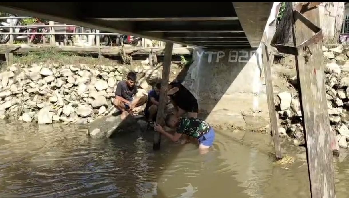 Satgas Bersama Warga Paya Besar Bersihkan Sisa Material Pembangunan Jembatan