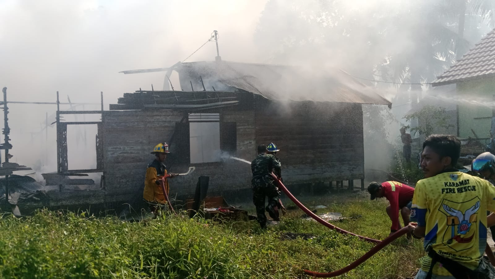 Babinsa Bersama Damkar 654 Berhasil Kendalikan Kebakaran di Banua Jingah
