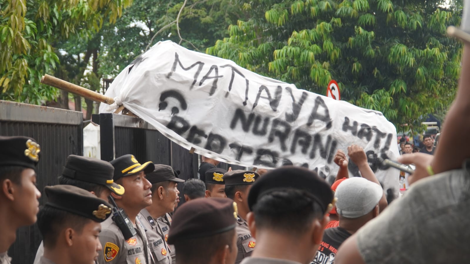 Polrestabes Surabaya Kawal Aksi Sopir Jatim Secara Humanis, Massa Soroti Barcode Solar Subsidi