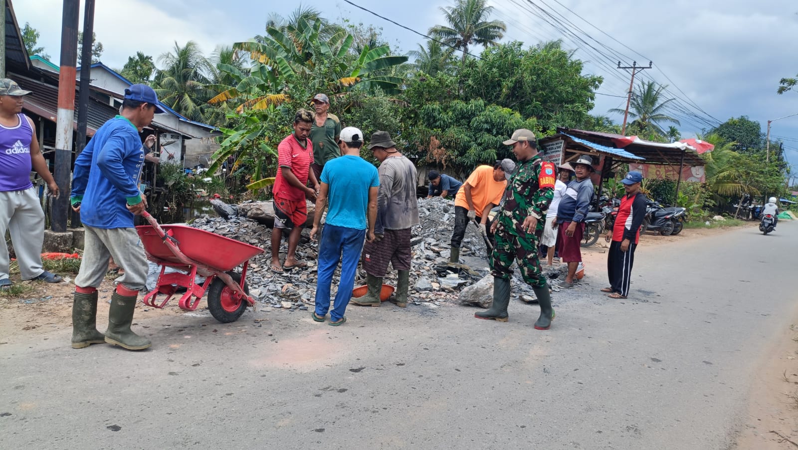 Babinsa Merubung Koramil 03/Tebas Ajak Warga Gotong Royong Timbun Jalan Gang Wilayah Binaan