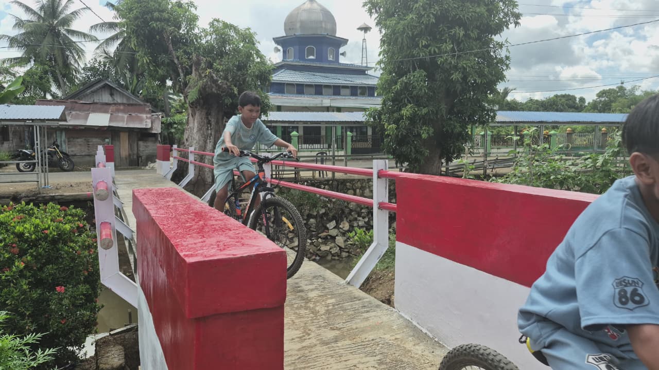 Anak-anak Paya Besar Manfaatkan Jembatan Garuda untuk Bermain