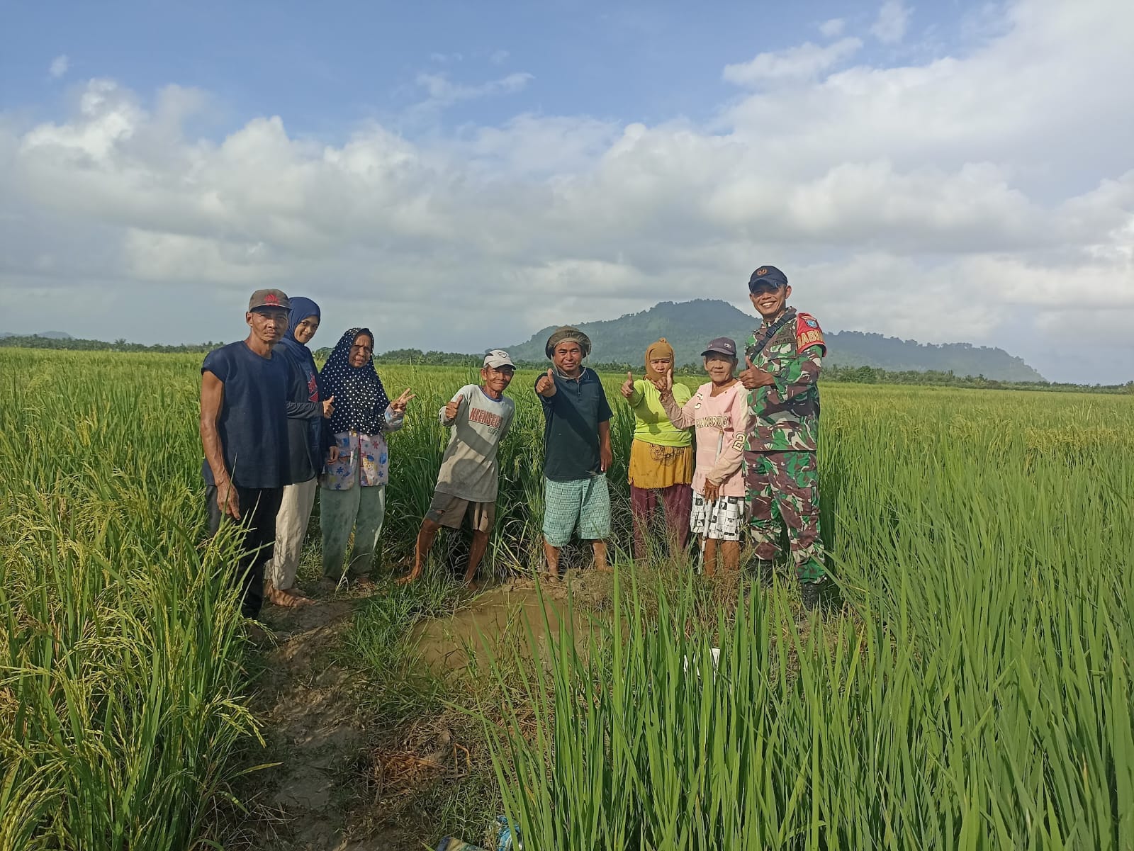Babinsa Parit Baru Komsos Bersama Petani, Dukung Ketahanan Pangan Wilayah