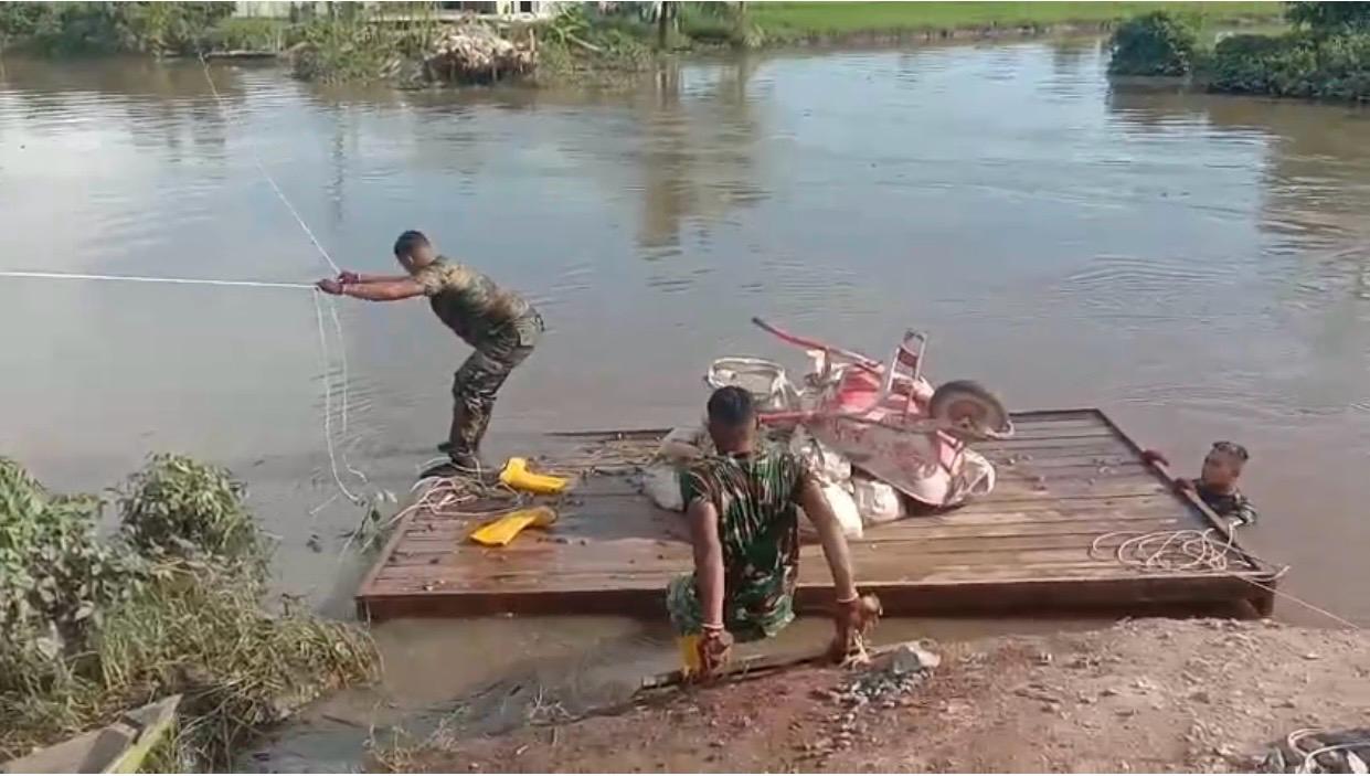 Pengecoran Tepi Dekat Tuntas, Personel Kodim 1009/Tanah Laut Kebut Droping Material ke Tepi Jauh