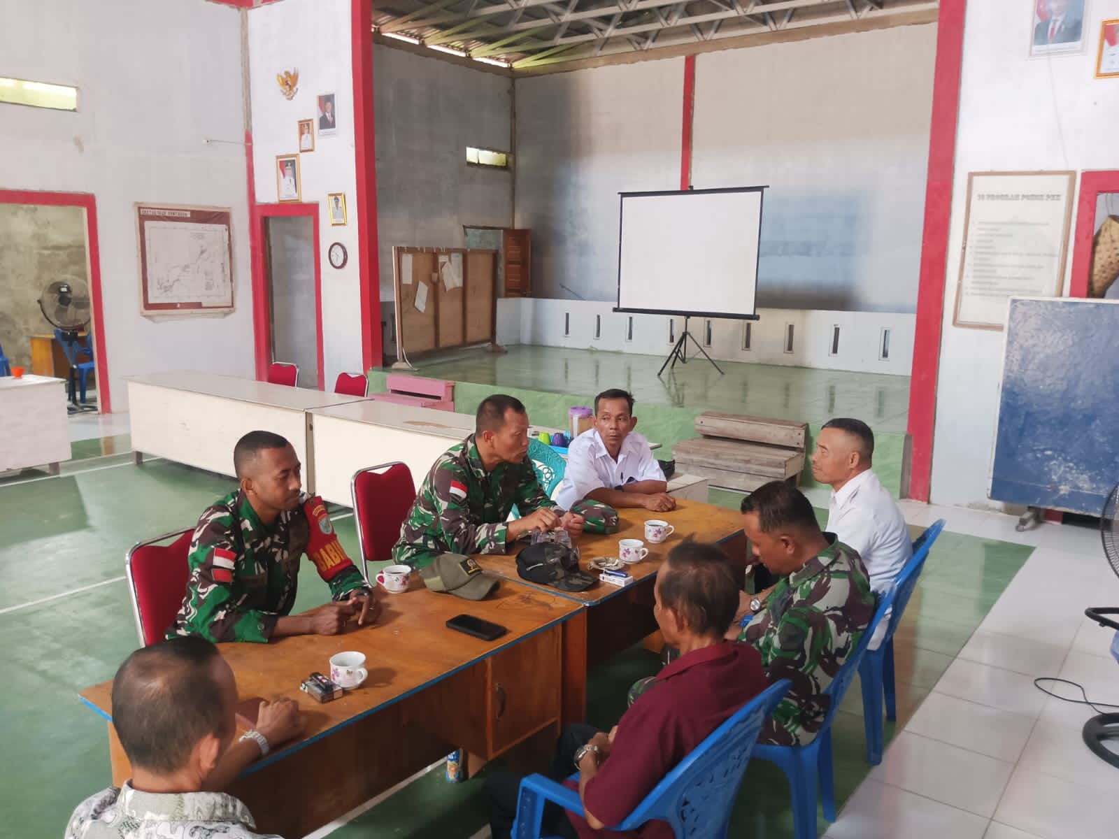 Jalin Silaturahmi, Danramil 1208-02/Sejangkung Komsos ke Kantor Desa Wilayah Binaan