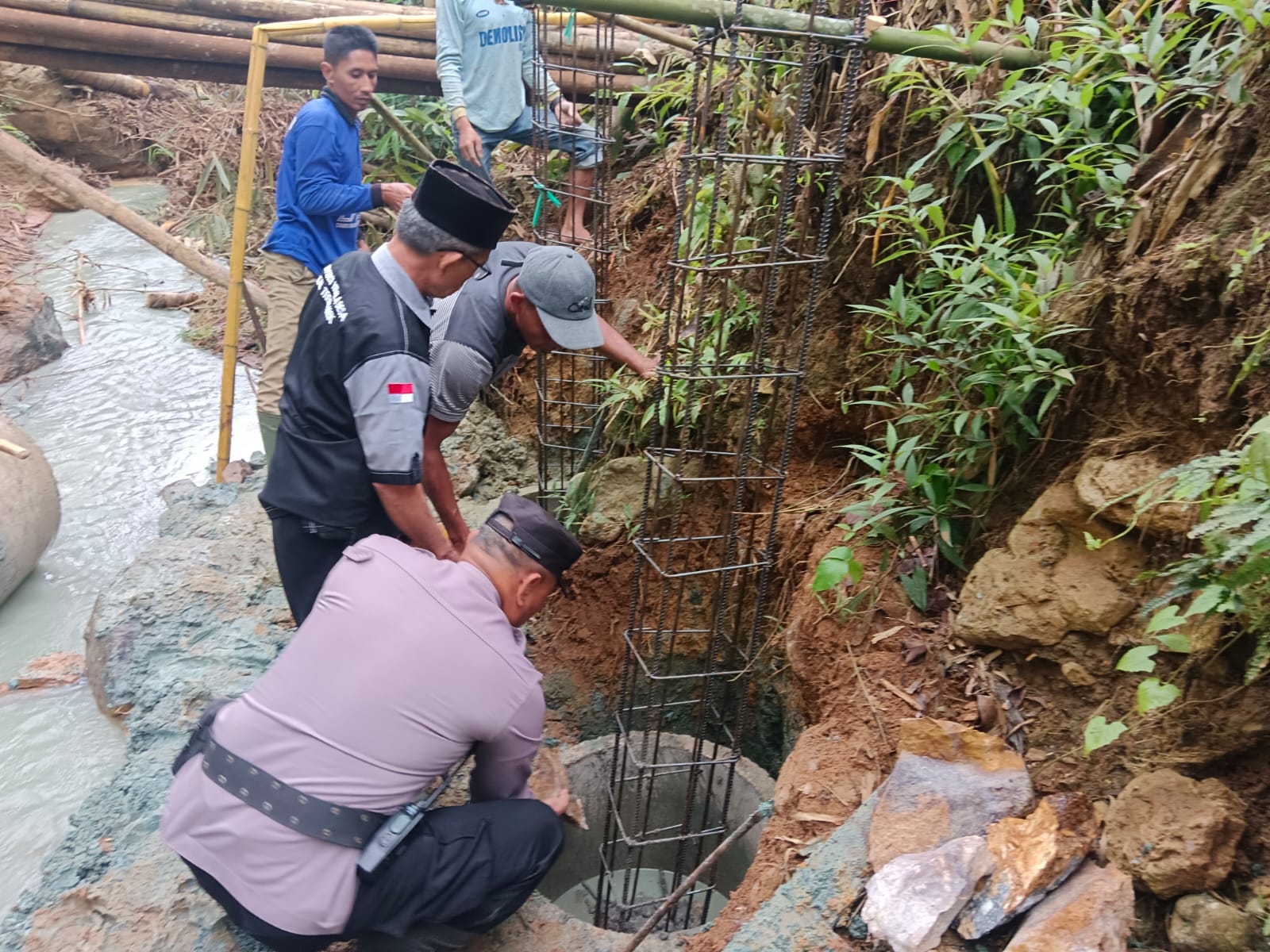 Sinergi untuk Negeri, Polres Trenggalek Bersama Warga Bangun Jembatan Merah Putih Presisi