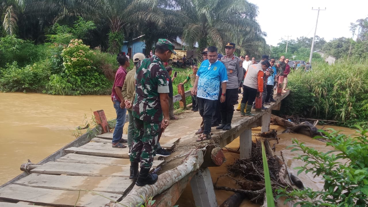 Dandim 1208/Sambas Dampingi Bupati Tinjau Jembatan Ambruk di Desa Tebuah Elok, Rencanakan Percepatan Pembangunan