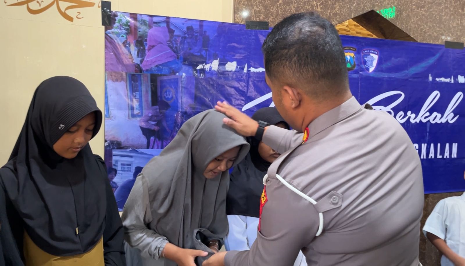 Satlantas Polres Bangkalan Gelar Jum’at Berkah, Berbagi Paket Sembako dan Berikan Himbauan Kamtibcarlantas