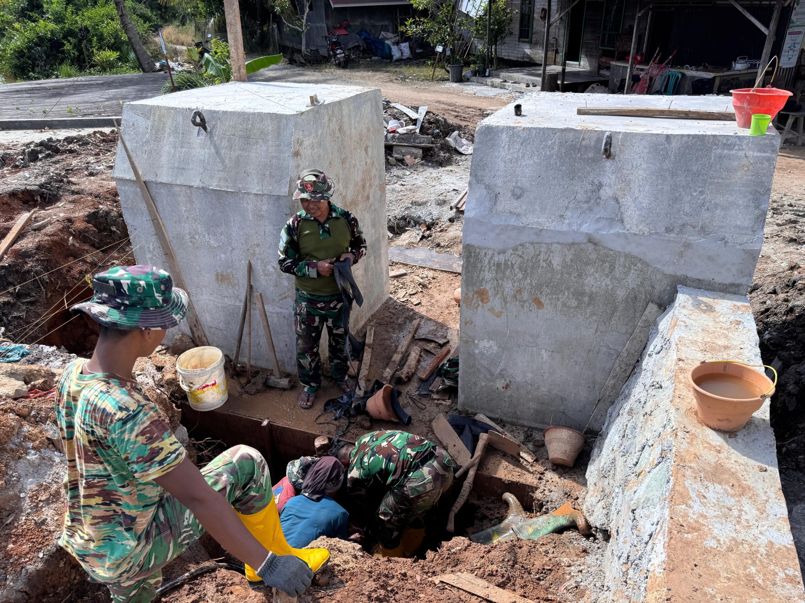 Angkur Box Mengeras Sempurna, Personel Kodim 1009/Tanah Laut Lanjutkan Pemasangan Main Rope Bawah
