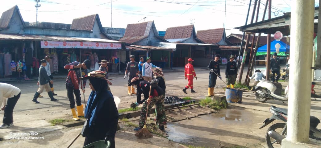 Gerakan Indonesia Asri, Anggota Koramil 06/Selakau Gotong Royong Bersama Warga Bersihkan Pasar