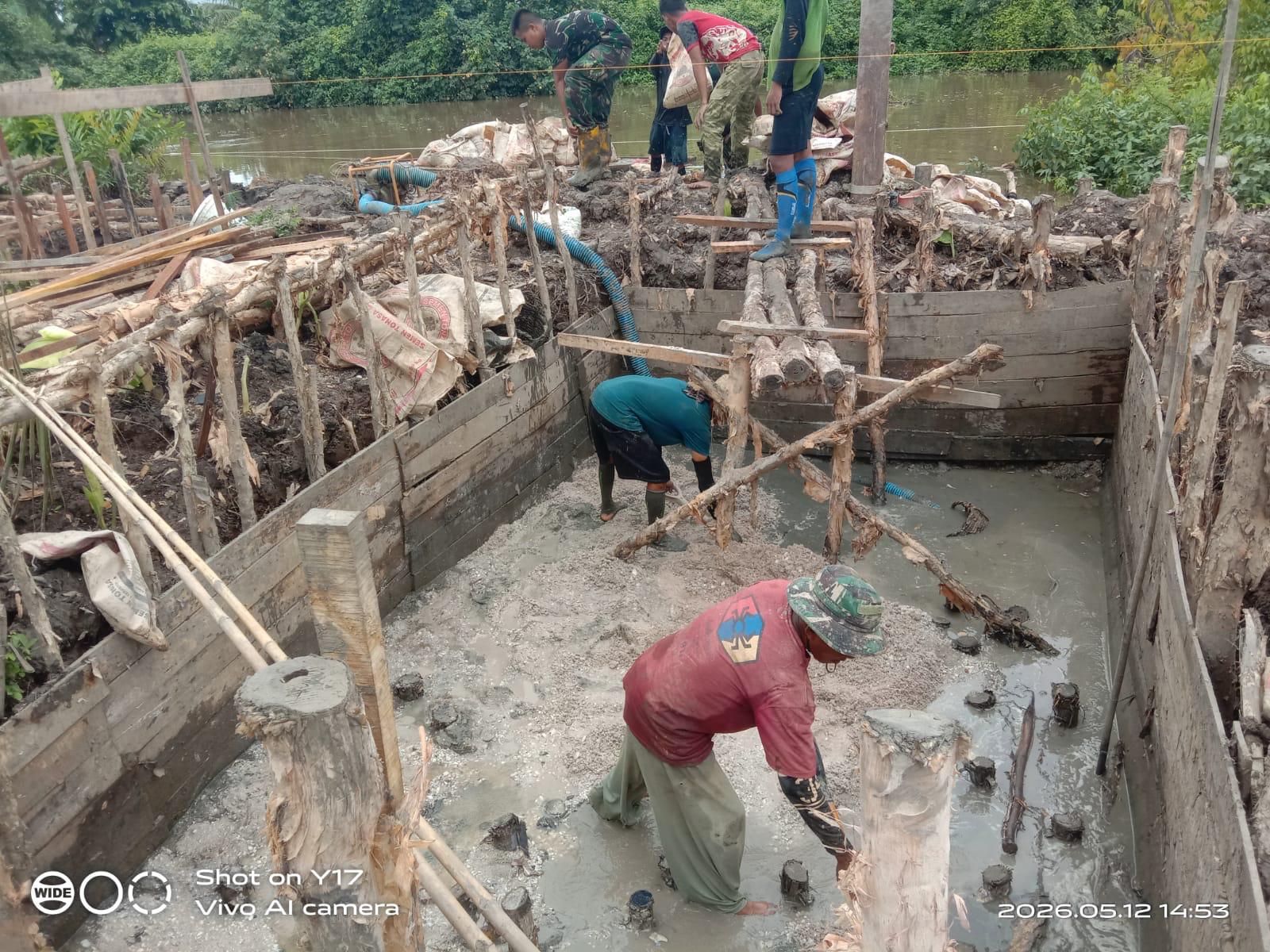 Pemancangan Kayu Galam Rampung, Personel Kodim 1009/Tanah Laut Mulai Rakit Besi Angkur Box Tepi Jauh Jembatan Garuda