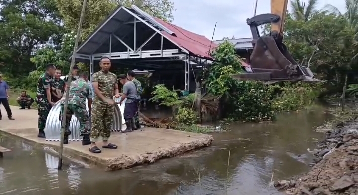 Pembangunan Jembatan Aramco Desa Tekarang Dipantau Langsung Oleh Dandim 1208/Sambas