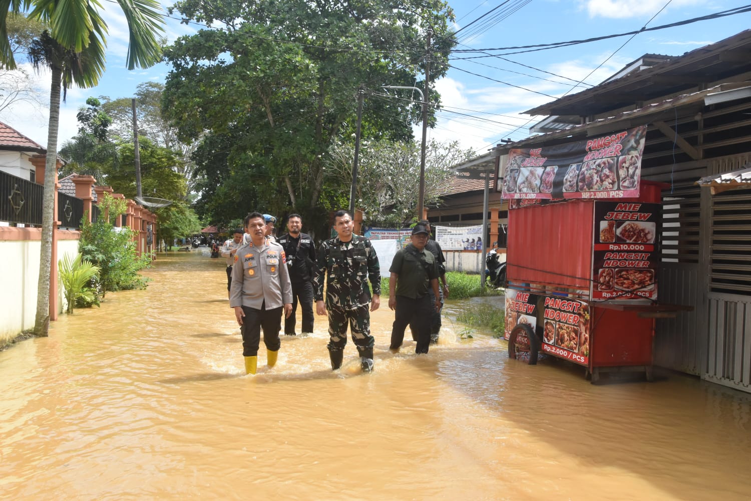 Dandim 1002/HST dan Kapolres HST Imbau Warga Tidak Panik Hadapi Banjir
