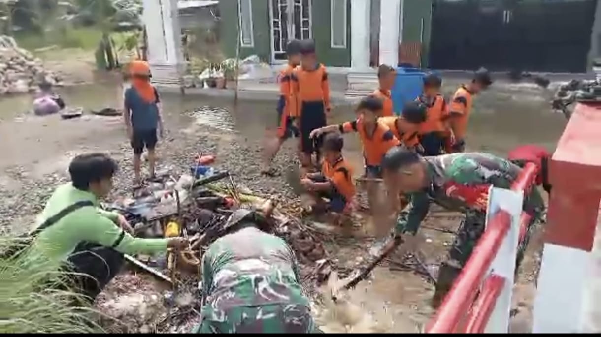 Koramil 1002-07/Batu Benawa Turun Tangan Bersihkan Sampah Akibat Banjir