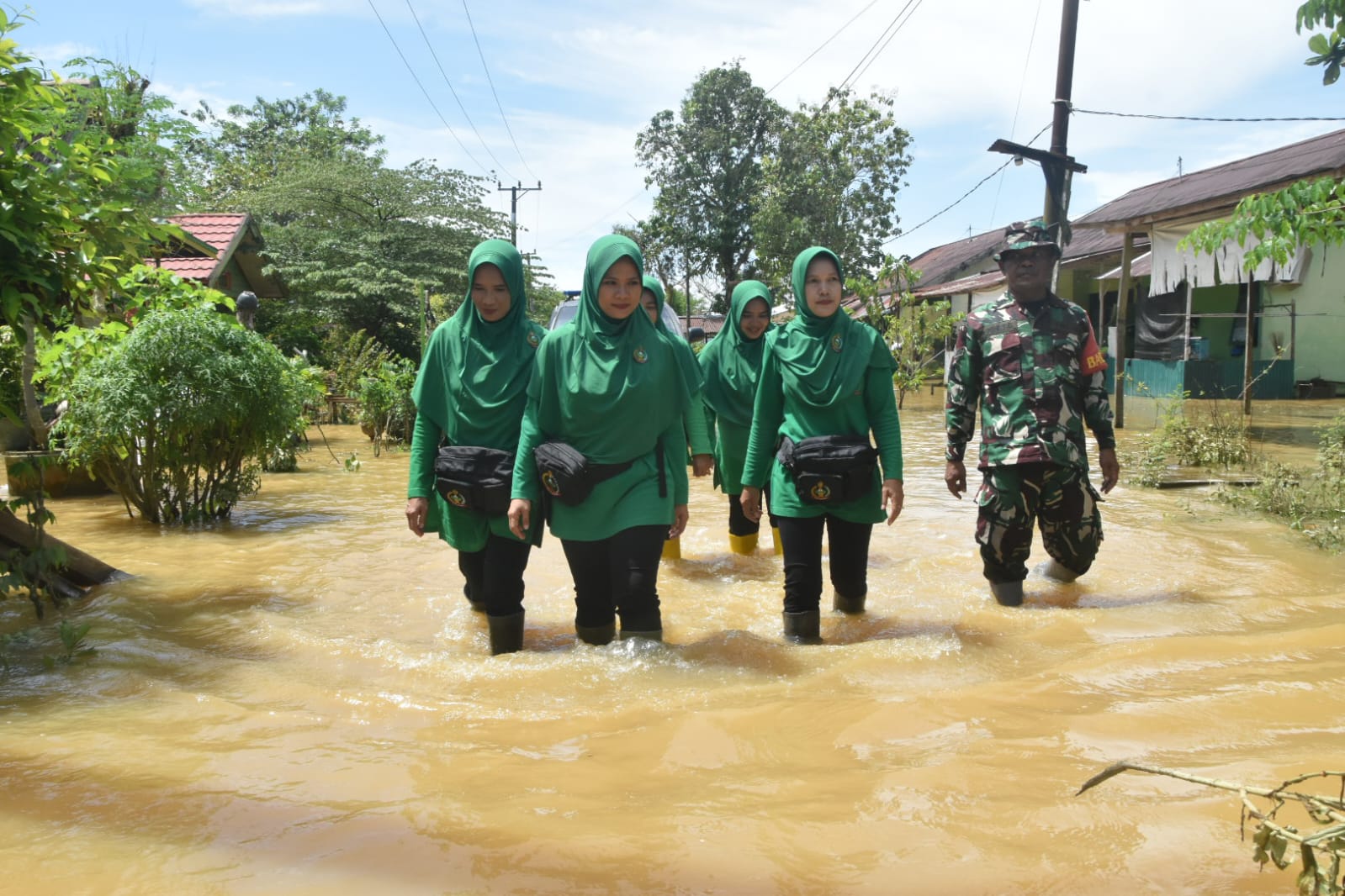 Persit Kodim 1002/HST Salurkan Bantuan di Asrama Komplek Beringin