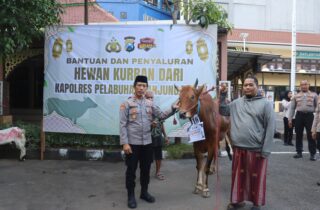 Polres Pelabuhan Tanjung Perak Salurkan Hewan Kurban di Hari Raya Iduladha 1447 H.